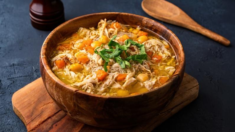 Sopa de frango com grão-de-bico