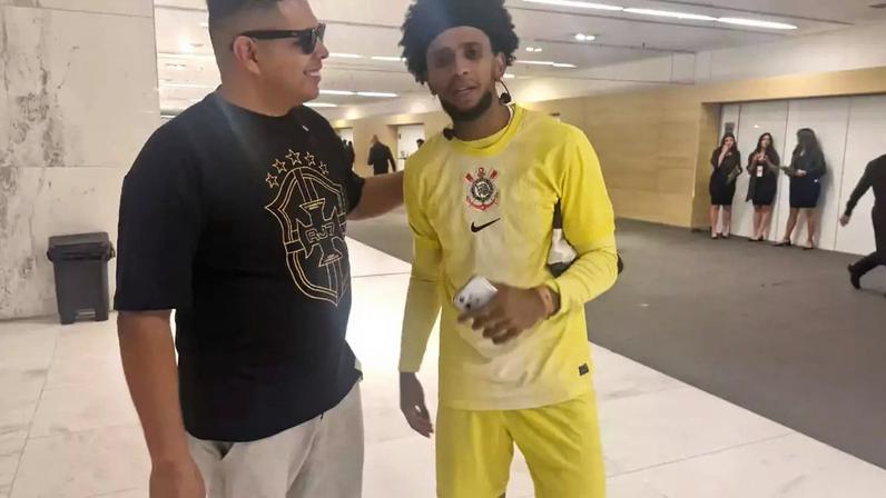 Sósias de Ronaldo Fenômeno e Hugo Souza invadem a Neo Química Arena em jogos do Corinthians