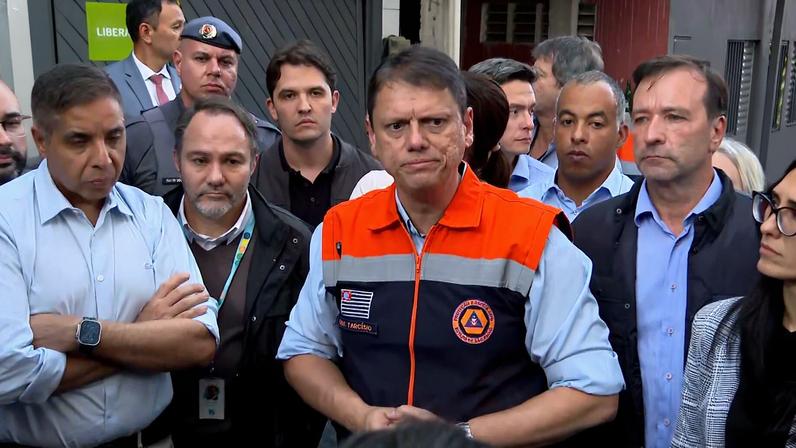 Tarcísio visita moradores do Jaguaré e afirma que 'não abrirá mão de responsabilizar as concessionárias' pela explosão.