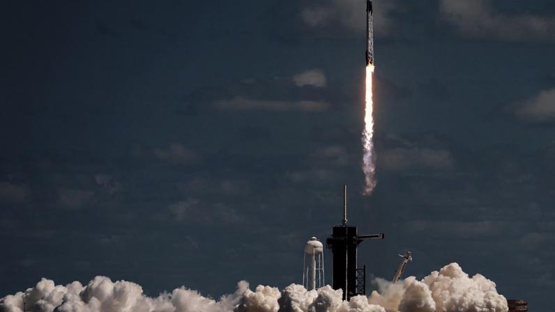 O foguete da SpaceX decola com próxima tripulação da Nasa para a estação espacial