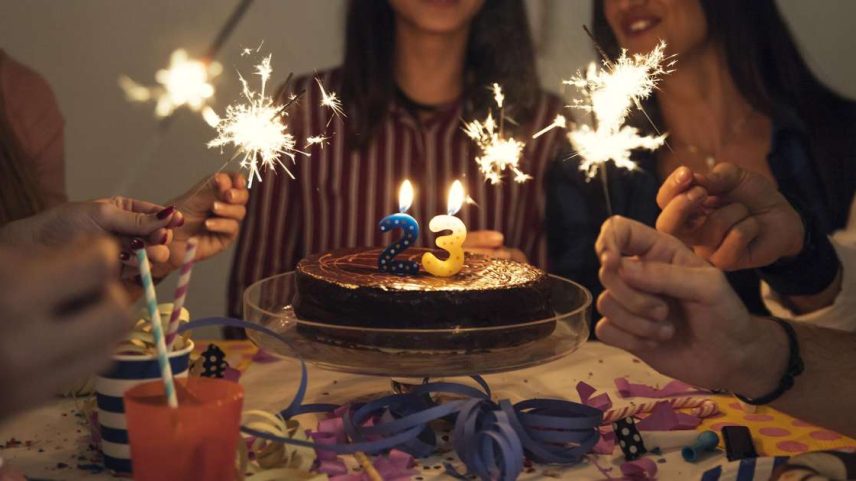 Festa de aniversário dificilmente passa sem um "Parabéns" fora de sincronia