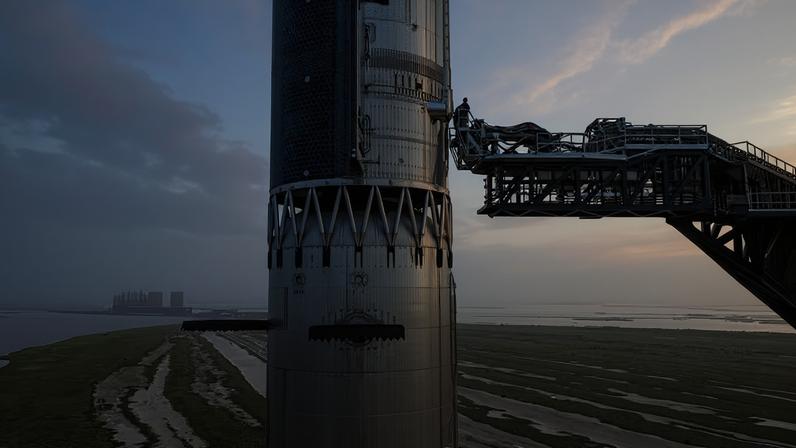 Starship e Super Heavy acoplados na plataforma de lançamento no Texas, Estados Unidos — Foto: Divulgação / SpaceX