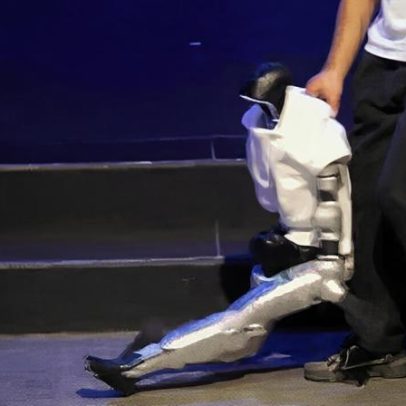 Robô humanoide tenta passos de Michael Jackson, cai degrau e é arrastado do palco