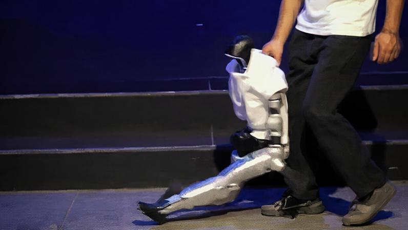 Robô humanoide tenta passos de Michael Jackson, cai degrau e é arrastado do palco