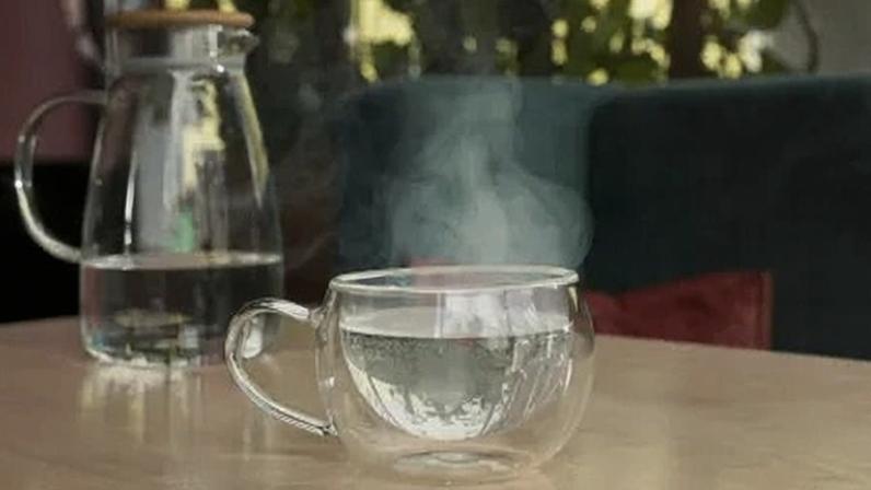 O hábito de beber água quente de manhã prioriza a hidratação diária