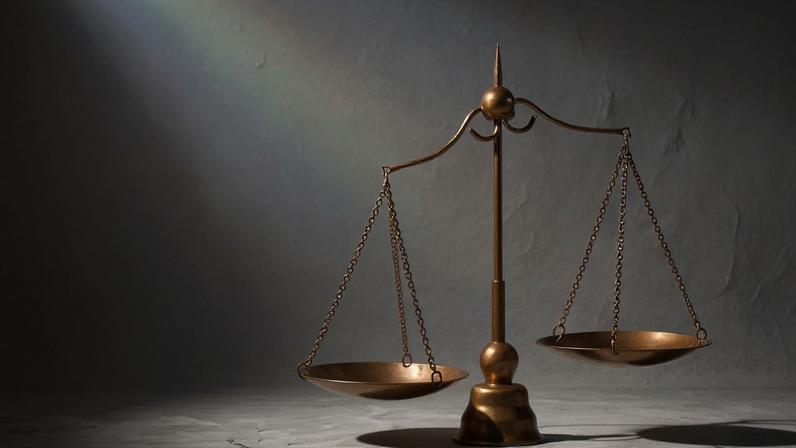 O articulista afirma que subsídios podem aliviar sintomas, mas dificilmente resolvem as causas da baixa produtividade; na imagem, uma balança desequilibrada