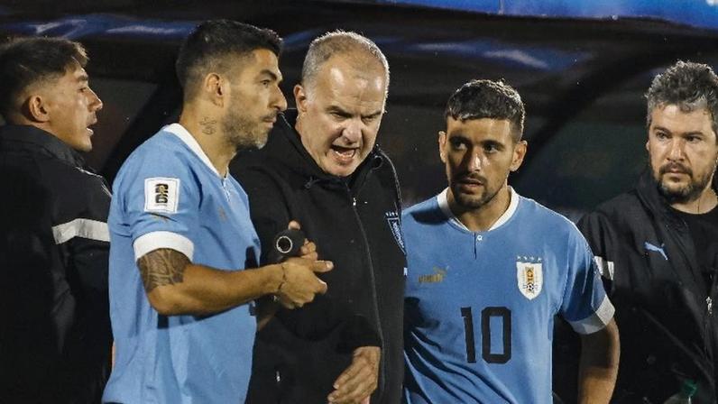 Suárez e Arrascaeta são instruídos por Bielsa em jogo do Uruguai nas Eliminatórias