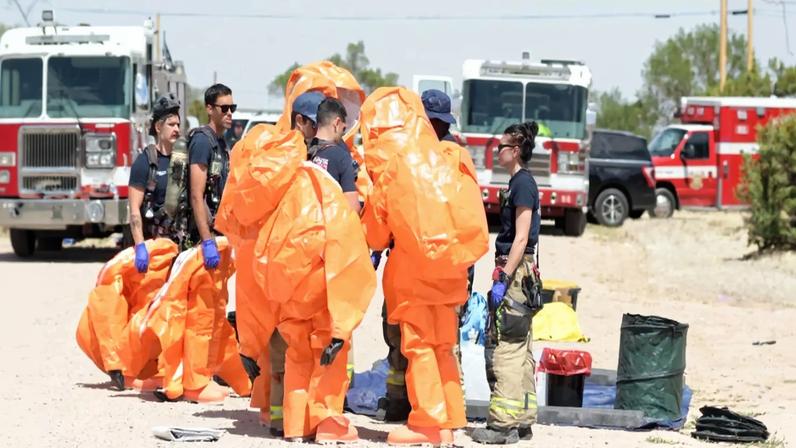 Membros do Corpo de Bombeiros de Albuquerque atuando no local afetado nesta quarta-feira (20). (Foto: Reprodução/Facebook/Albuquerque Fire Rescue )