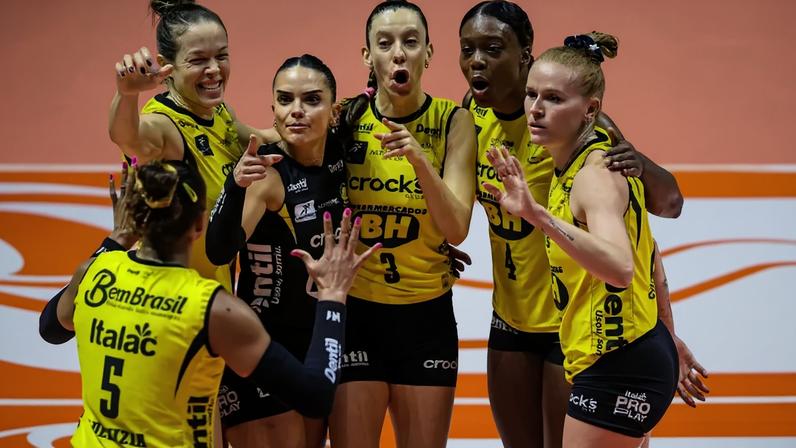 Elenco do Praia Clube comemora ponto na final da Superliga (Foto: Wander Roberto/Inovafoto/CBV)
