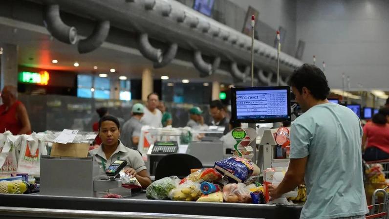 Grupo que mais pesa no bolso dos brasileiros subiu 1,34%, principalmente no consumo de alimentos dentro de casa. (Foto: Tânia Rego/Agência Brasil)