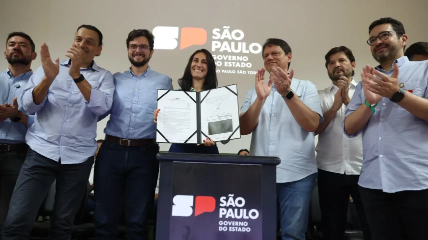 Natália Resende ao lado de Tarcísio de Freitas durante evento em Ribeirão Preto, onde o governador anunciou que ela coordenará o plano de governo na campanha pela reeleição. (Foto: Paulo Guereta/Governo de SP)