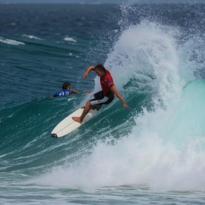 Bateria da WSL é interrompida por alerta de tubarão na Austrália