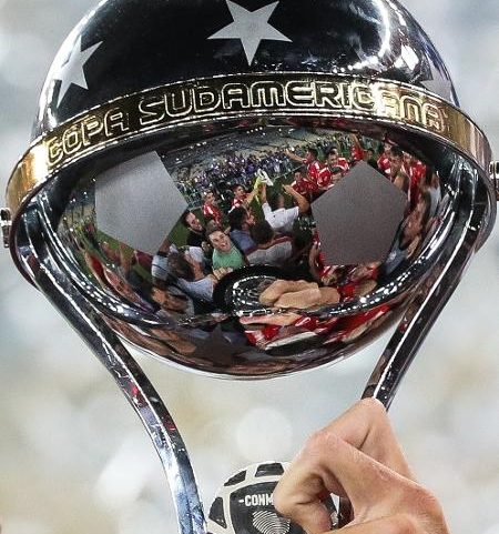 Taça da Sul-Americana; troféu é dado ao vencedor do torneio da Conmebol