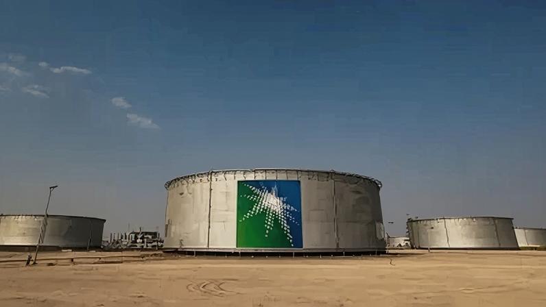 Tanques da Saudi Aramco em unidade da empresa em Abqaiq, na Arábia Saudita