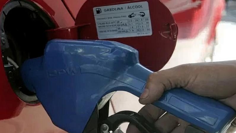 Frentista abastece carro com etanol em posto de combustíveis em São Paulo