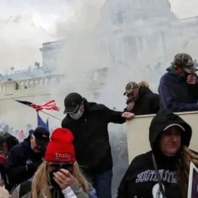Policiais que defenderam o Capitólio entram com ação contra fundo ligado a Trump