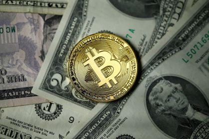 Representação ilustrativa do bitcoin com notas de dólares