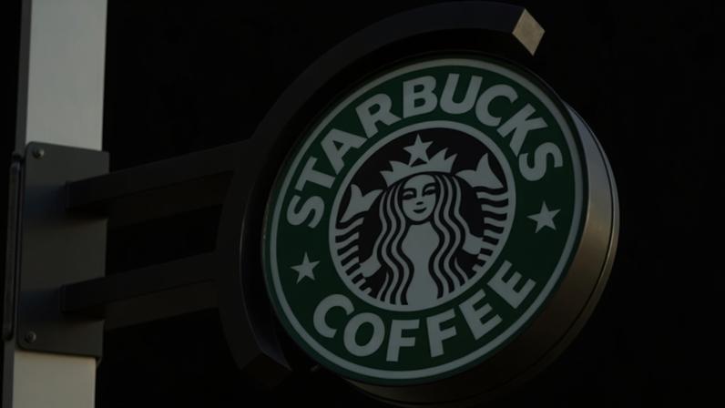 Logo da Starbucks em loja da rede em Nova York