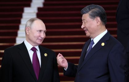 O presidente russo, Vladimir Putin, é recebido pelo presidente chinês, Xi Jinping, durante cerimônia no Fórum do Cinturão e Rota em Pequim, China