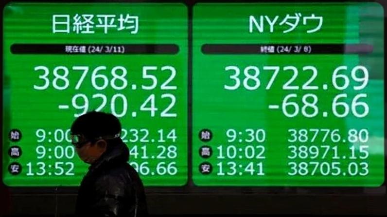 Telão mostra cotação do índice Nikkei em Tóquio