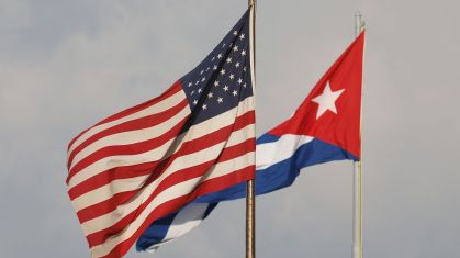 Bandeiras dos Estados Unidos e de Cuba na embaixada dos EUA em Havana
