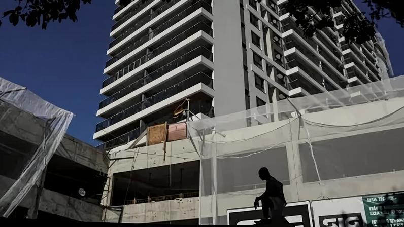 Pessoa em frente a prédio em construção no Rio de Janeiro