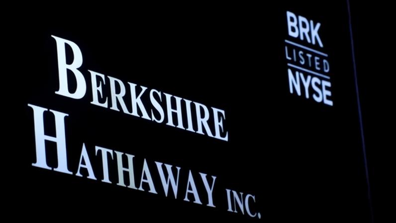 Tela exibe o nome Berkshire Hathaway Inc. no pregão da Bolsa de Valores de Nova York (NYSE)