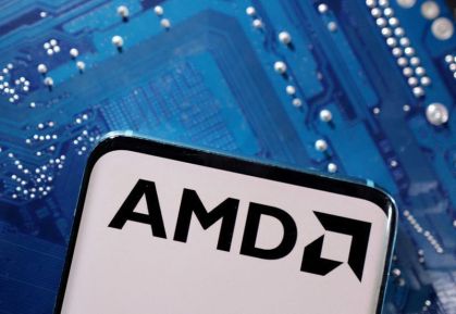 Um smartphone com o logotipo da AMD exibido é colocado em uma placa-mãe de computador nesta ilustração feita no dia 6 de março de 2023. REUTERS/Dado Ruvic