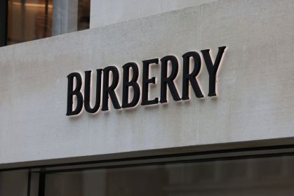 Logotipo da Burberry em uma fachada de loja em Londres, Reino Unido