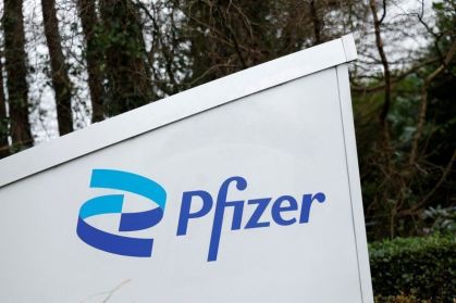 O logotipo da Pfizer do lado de fora da empresa em Newbridge, Irlanda