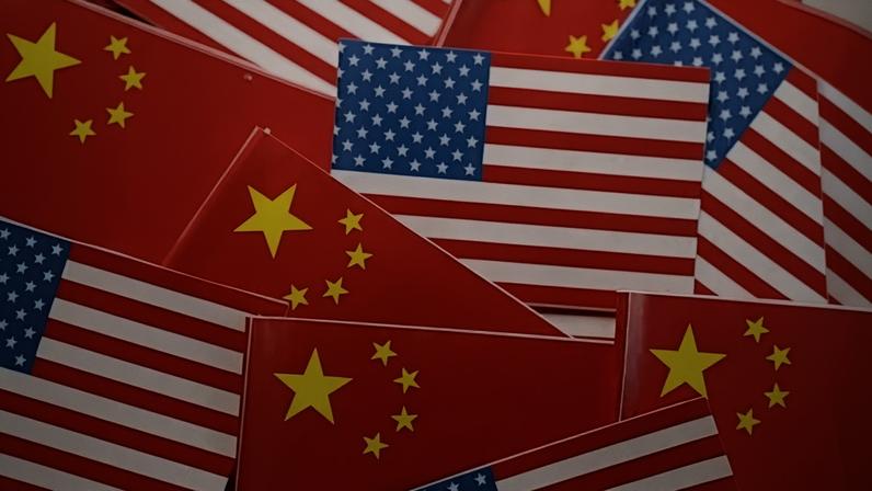 Imagem ilustrativa de bandeiras de China e EUA
