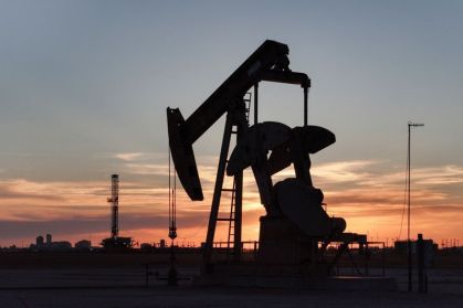Campo de petróleo ao sul de Midland, Texas, EUA