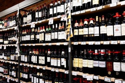 Garrafas de vinho francês são exibidas à venda em um supermercado em Paris, França