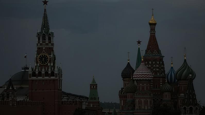 Vista da torre Spasskaya do Kremlin e da Catedral de São Basílio, em Moscou