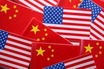 llustração com bandeiras dos EUA e da China