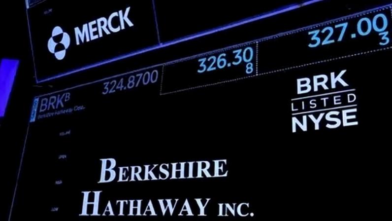 Logo da Berkshire Hathaway em painel eletrônico da Bolsa de Valores de Nova York