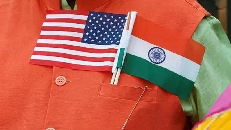 Pessoa carrega miniaturas das bandeiras dos EUA e da Índia no bolso da camisa em Washington