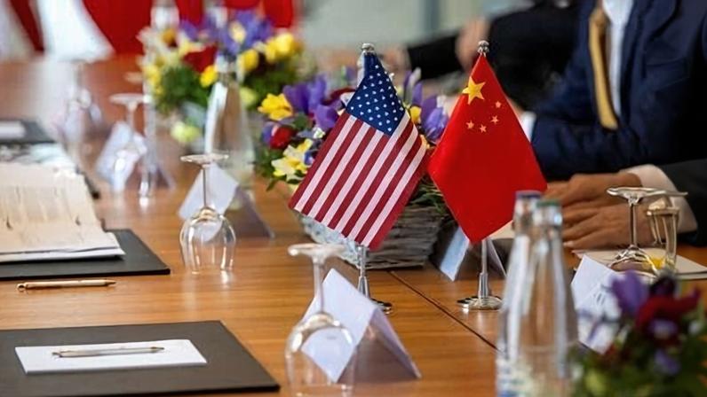 Bandeiras dos EUA e da China