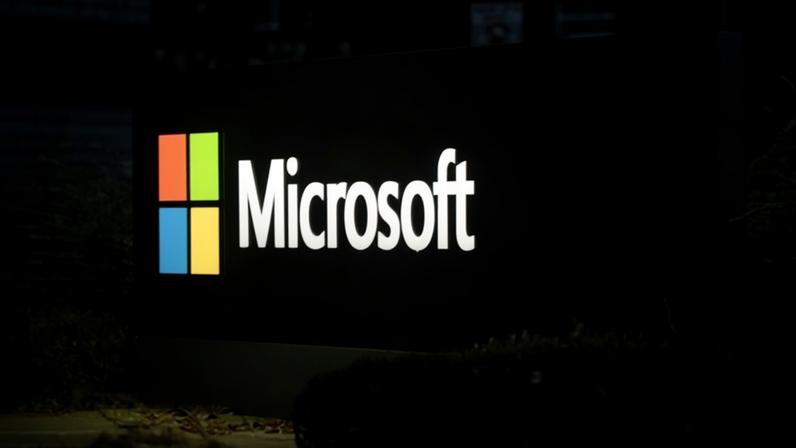 Logo da Microsoft perto da sede da empresa em Redmond, nos Estados Unidos
