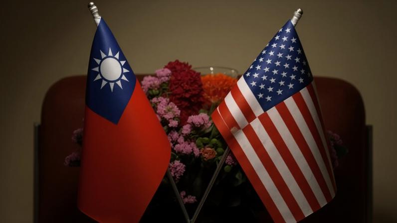 Bandeiras de Taiwan e dos EUA em Taipé