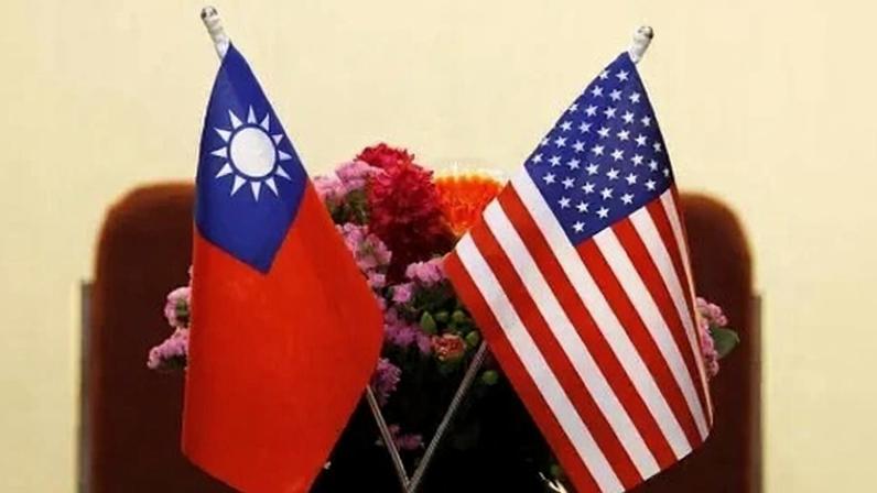 Bandeiras de Taiwan e dos EUA em Taipé