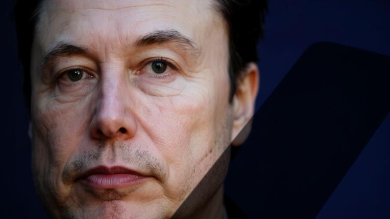 O logotipo da OpenAI na frente da foto de Elon Musk