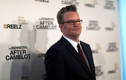 Mãe de Matthew Perry critica ex-assistente investigado por overdose