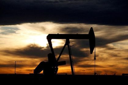 Sol se põe atrás de uma bomba de extração de petróleo na Bacia do Permiano, no Condado de Loving, Texas, EUA.