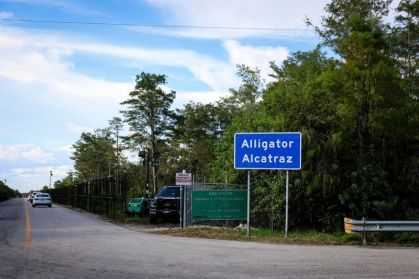 Entrada do centro de detenção de migrantes conhecido como "Alcatraz dos Jacarés"