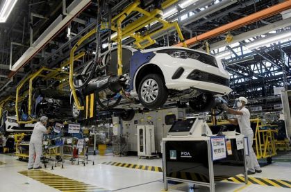 Trabalhadores em fábrica da Fiat Chrysler, em Betim, Minas Gerais
