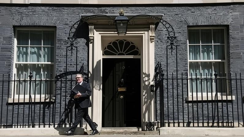 O primeiro-ministro britânico Keir Starmer deixa o número 10 da Downing Street em Londres, Reino Unido