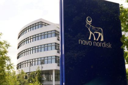 Logotipo da Novo Nordisk do lado de fora de escritório em Bagsvaerd