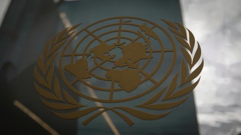 Logotipo da ONU em janela no edifício-sede das Nações Unidas em Nova York