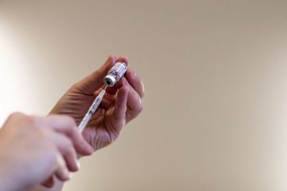 Enfermeira prepara seringa com vacina contra a Covid-19 em Waterford, Michigan, EUA